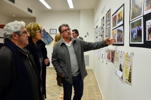 L'alcalde, Pere Virgili, visitant la mostra