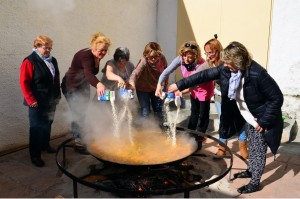 El grup de dones, preparant la paella