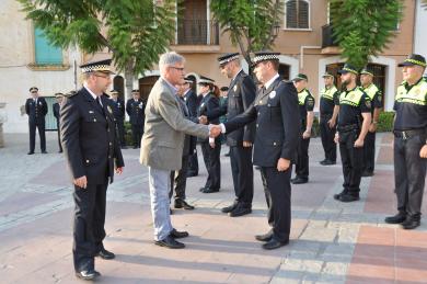Imatge de l'alcalde Eduard Rovira saluden als policies locals el dia de la seva festa patronal. Foto:Cedida