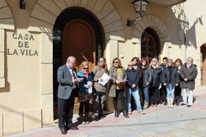 L'alcalde, Jordi Llopart, llegint el manifest