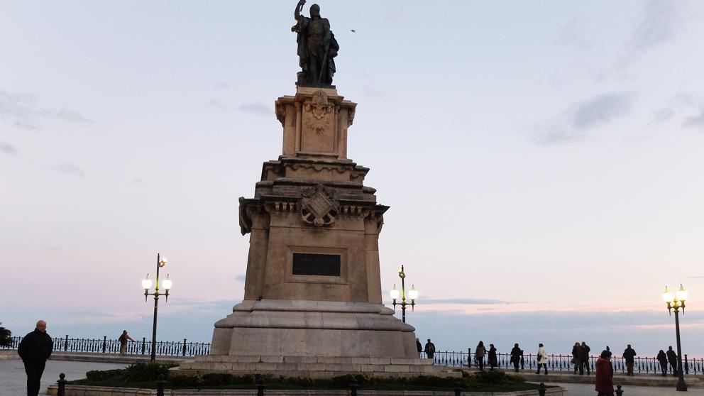 El monument de Roger de Llúria es cobrirà amb banderes espanyoles en una performance. Foto: LaVanguardia
