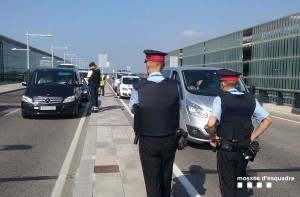 Agents dels Mossos d'Esquadra, a l'Aeroport del Prat. Foto: Mossos d'Esquadra
