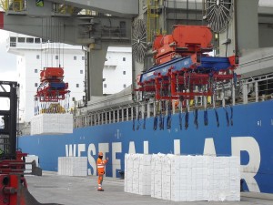 Moviment de paquets de pasta de paper al Port