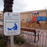 Torredembarra instal·la 28 cartells per promoure la recollida d’ excrements de gossos al municipi