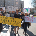 Els alumnes afectats pel tancament de l’autoescola Europa surten al carrer