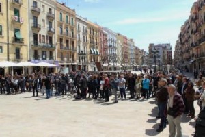 Més d'un centenar de persones s'han congregat a la Plaça de la Font. Foto: Tarragona21