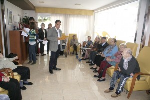 El president del Consell Comarcal i alcalde de Roda de Berà, fent una lectura