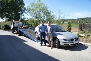 El president del Consell Comarcal, amb l'alcalde de la Riera i el vehicle retirat