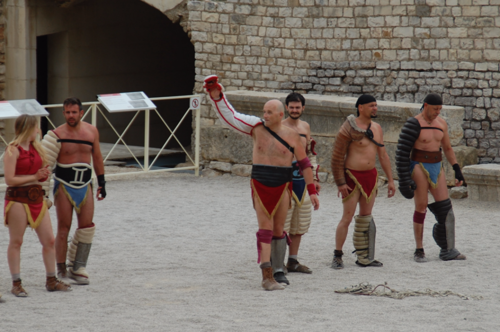 Els gladiadors de Tarraco Viva saludents al públic. Foto: Tarragona 21