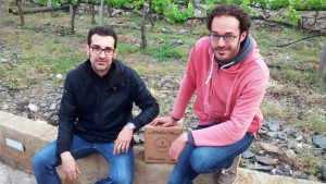 El Jordi Dalmau i el Toni Sánchez amb una caixa de Kombutxa. Foto: Tarragona21