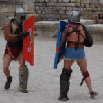 Lluita de gladiadors i gladiatrices a l’amfiteatre romà