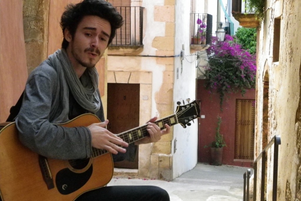 El reusenc Silvio Álvarez s'estrena  Altafulla. Avui ha tocat 'Llops' per a la premsa. Foto: Tarragona21