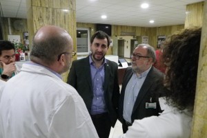 El conseller de Salut, Roni Comín, en una recent visita a l'hospital