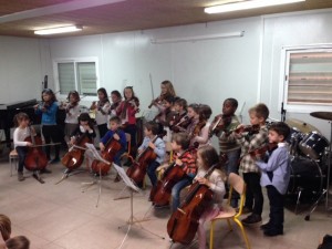Nens tocant instruments al centre educatiu. Foto: Cambrils.cat