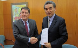 El rector de la Universitat d’Hiroshima (HU), Mitsuo Ochi, amb el seu homònim de Tarragona