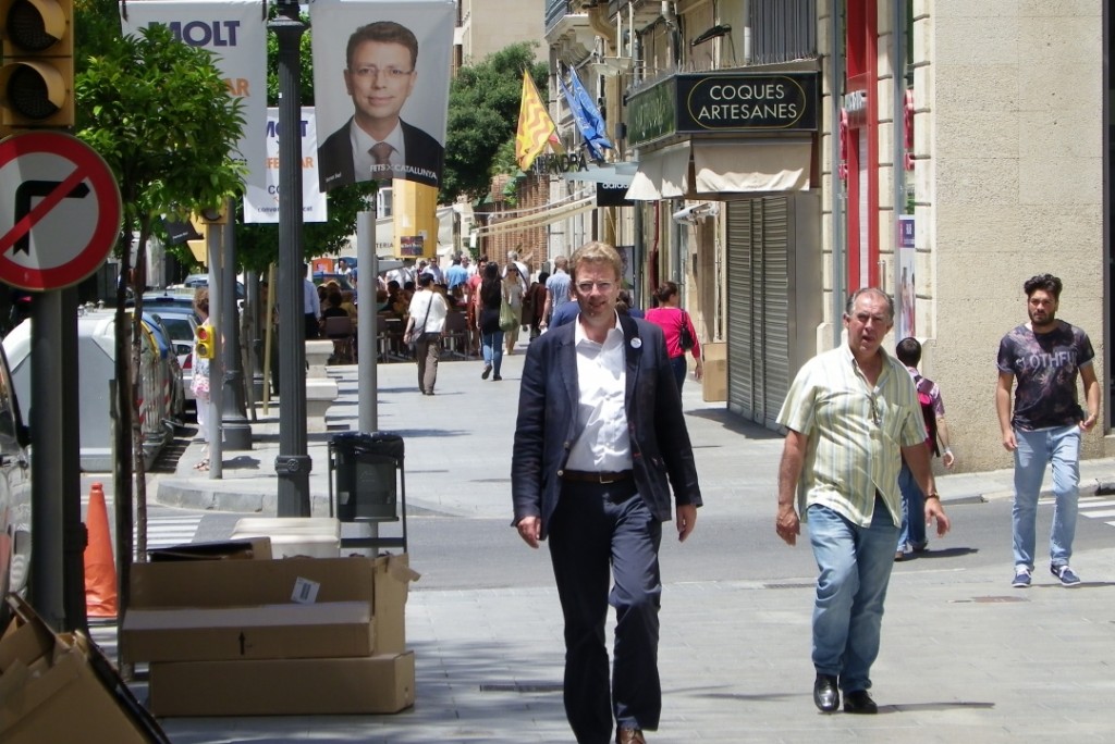 Ferran Bel, passejant per Rambla Nova, envoltat de cartells de la seva candidatura. Foto: Tarragona21