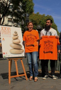 La regidora Begoña Floria i Pere Rosell, dissenyador de la samarreta oficial. Foto: Tarragona21
