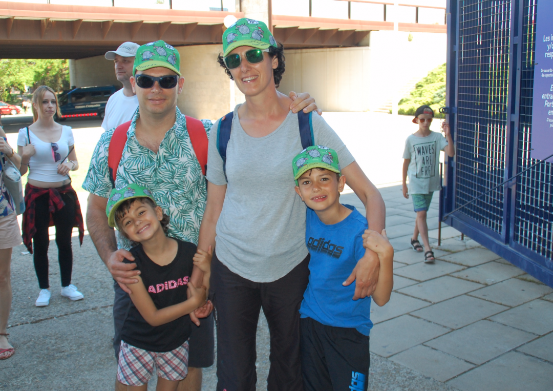 La Lídia Sans amb els altres membres de la família a l'entrada de Port Aventura. Foto: Tarragona 21