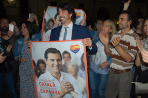 Sergio del Campo durant l'enganxada de cartells a la Rambla Nova. Foto: Tarragona 21