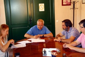 L'alcalde, Fèlix Alonso, signant l'acord amb l'empresa