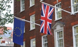 Una bandera britànica i una de la UE en un edifici oficial a Londres