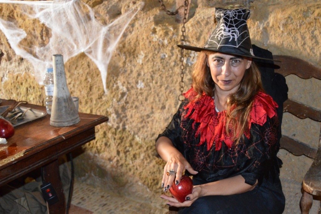 Una bruixa, al passatge d'accés a la Vila Closa. Foto: Tarragona21