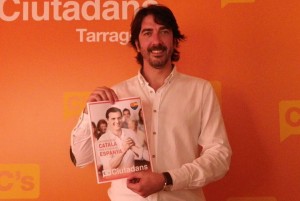 El candidat al Congrés per Tarragona, amb el cartell de campanya de Ciutadans a Catalunya. Foto: Tarragona21