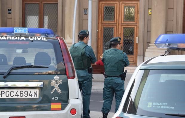 Dos agents de la Guàrdia Civil, a la plaça de la Llibertat de Reus. Foto: Josep Galofre / Reusdigital.cat