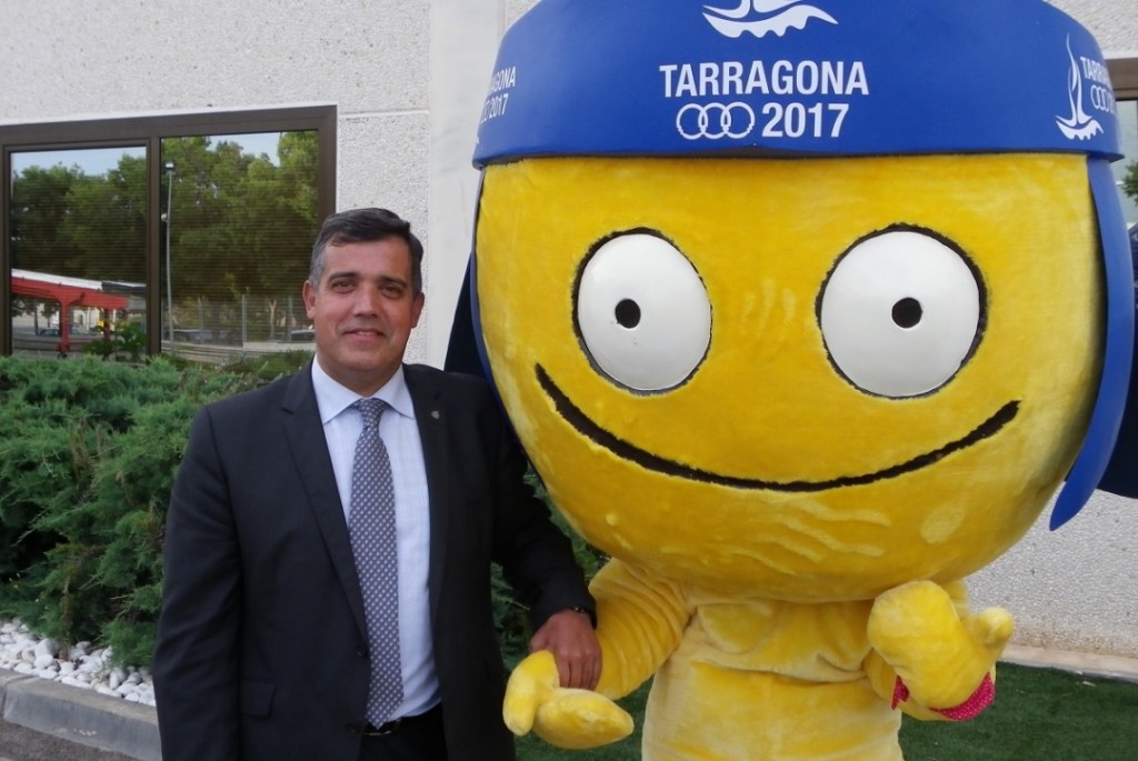 Jordi Cervera, amb la mascota oficial dels Jocs, 'Tarracus'. Foto: Tarragona21