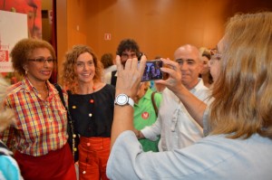 L'exalcaldessa del Vendrell, Helena Arribas, fent una foto a Mertitxell Borràs i acompanyants. Foto: Tarragona21