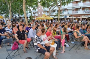 Centenars de persones han seguit el míting a la plaça Joan Batalla. Foto: Tarragona21