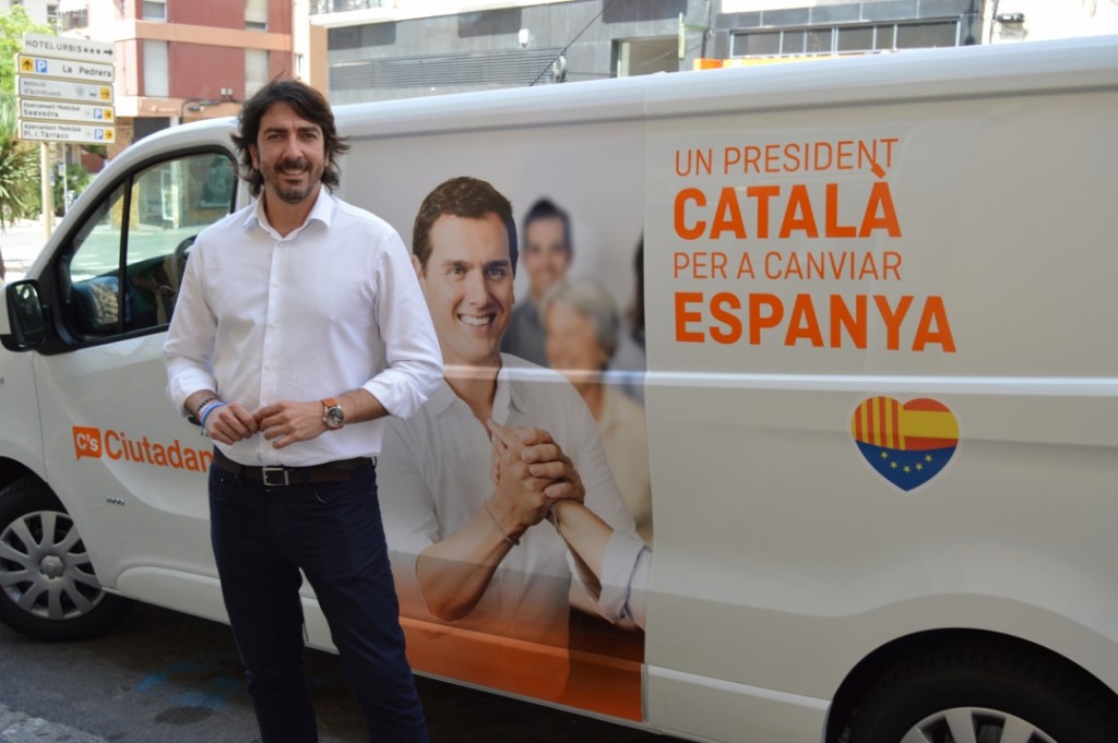 El candidat, davant una furgoneta de campanya de Ciutadans. Foto: Tarragona21