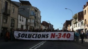 Pla general de la manifestació a l'N-340 al seu pas per l'Arboç, amb la pancarta 'Solucions N-340'. el 29 de novembre de 2015. Foto d'arxiu