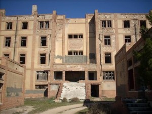 Imatge de part de l'edifici degradat de la Savinosa