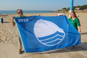 Fotografia de Mauri Fernández de la consellera de Medi Ambient, Ivana Martínez, amb la bandera blava.