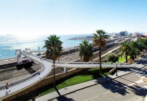 Imatge virtual de la passarel·la d'uns 300 metres de llargada que connectarà el centre de la ciutat de Tarragona amb la zona del port i el passeig marítim. 