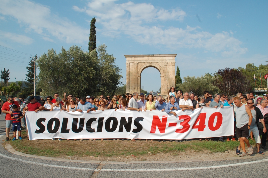 Els alcaldes del Pacte de Berà i les Terres de l'Ebre van tallar ahir l'N-340. Foto: Tarragona 21