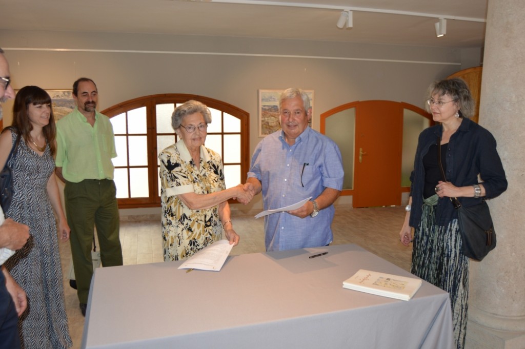 L'alcalde, Salvador Salvadó, després de signar el conveni amb la vídua de l'artista, Monserrat Pàmies. A la dreta, Elena Morato