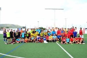 Imatge de foto de família del 9è partit de Futbol Contra el Càncer. Foto: Cedida