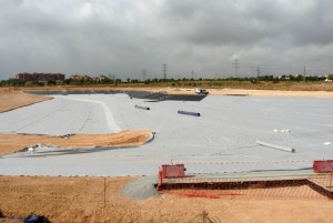 Obres de construcció del futur llac artificial de l'Anella Mediterrània