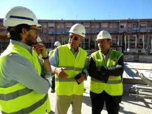El president del Comitè Organitzador de Tarragona 2017 i l'alcalde Josep Fèlix Ballesteros, durant la visita a les obres del complex Sant Jordi. Foto: Cedida
