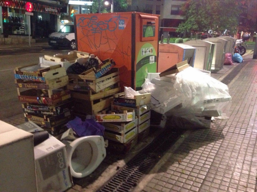 Imatge de contenidors soterrats al carrer Mallorca. Foto: Cedida