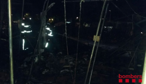 Imatge de l'incendi de dues caravanes a Creixell. Foto: Bombers