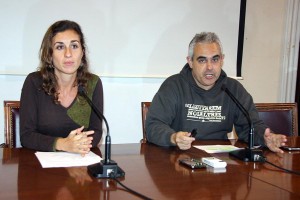 Regidors de la CUP de Tarragona, Laia Estrada i Jordi Martí, en roda de premsa. Foto d'arxiu.