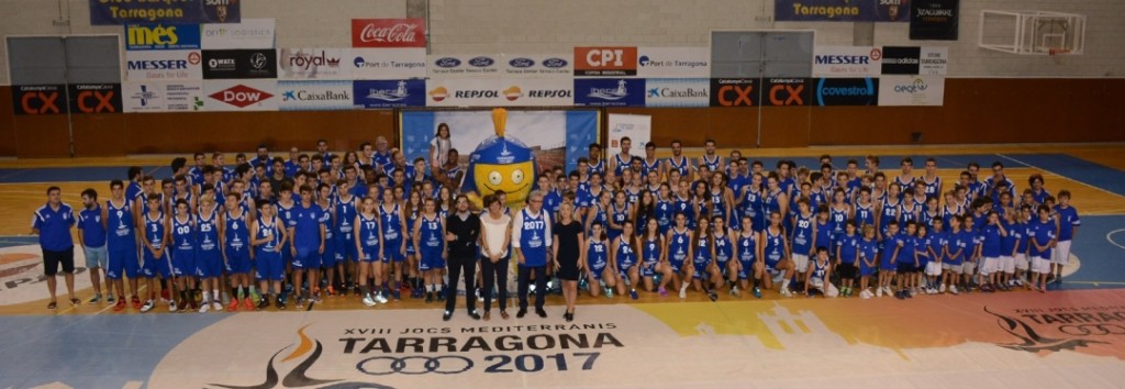Els equips del CB Tarragona 2017, en formació, amb l'alcalde al capdavant