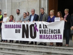L'alcalde tarragoní i altres membres del consistori, durant el minut de silenci. Foto: Romà Rofes / Tarragona21.cat