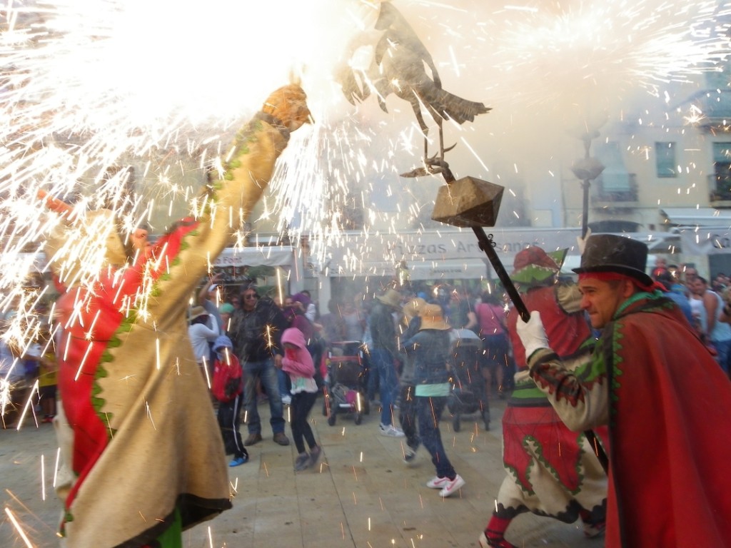 Encesa de la primera carretilla dels diables, que encapçalen el seguici festiu. Foto: Romà Rofes / Tarragona21.cat