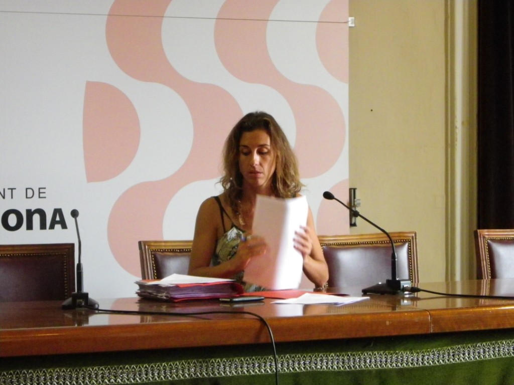 Laia Estrada, regidora de la CUP, durant la roda de premsa d'avui. Foto: Romà Rofes / Tarragona21.cat