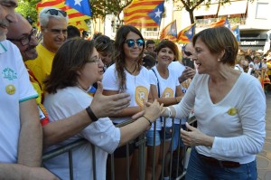 Carme Forcadell s'ha donat un bany de masses en arribar a Tarragona. Foto: Tarragona21