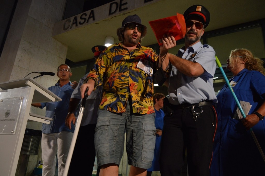 Els Mossos d'Esquadra s'emporten un venedor de l'Once que ha irromput en el pregó. Foto: Tarragona21